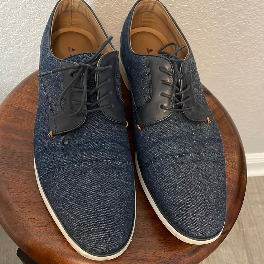 Gently used Aldo men’s shoes. Dark navy blue with white soles and black back